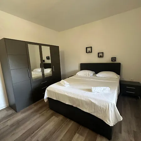Ground Floor With Parking Erny Πούλα