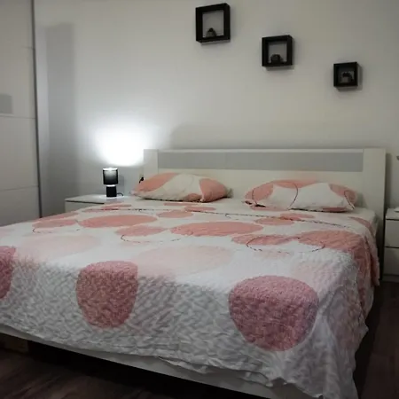 Apartmán Ground Floor With Parking Erny